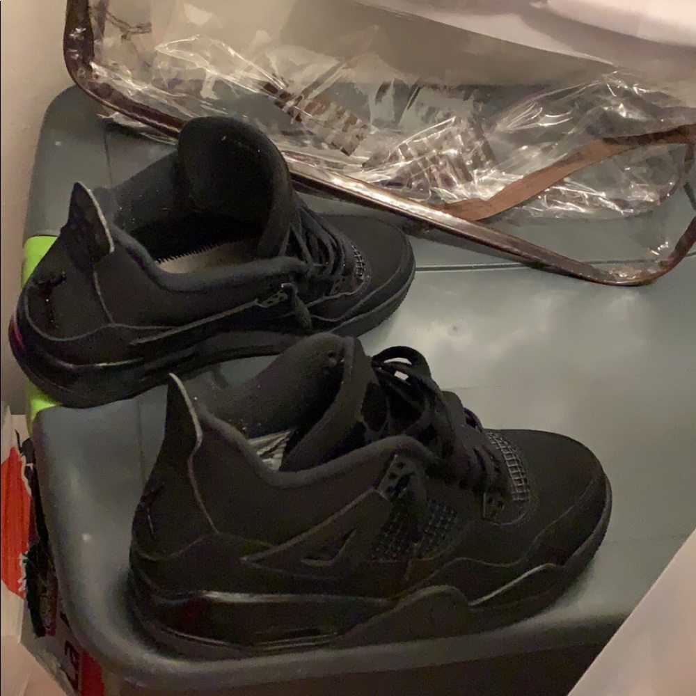 Black cats 4s grip is there shoe is intact shoot an offer shoes are Authentic